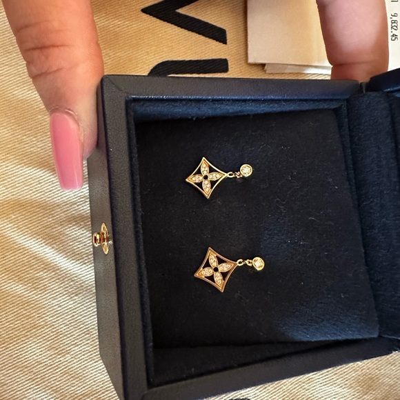 Authentic Louis Vuitton Idylle Blossom Diamond Earrings Yellow Gold - Picture 7 of 12